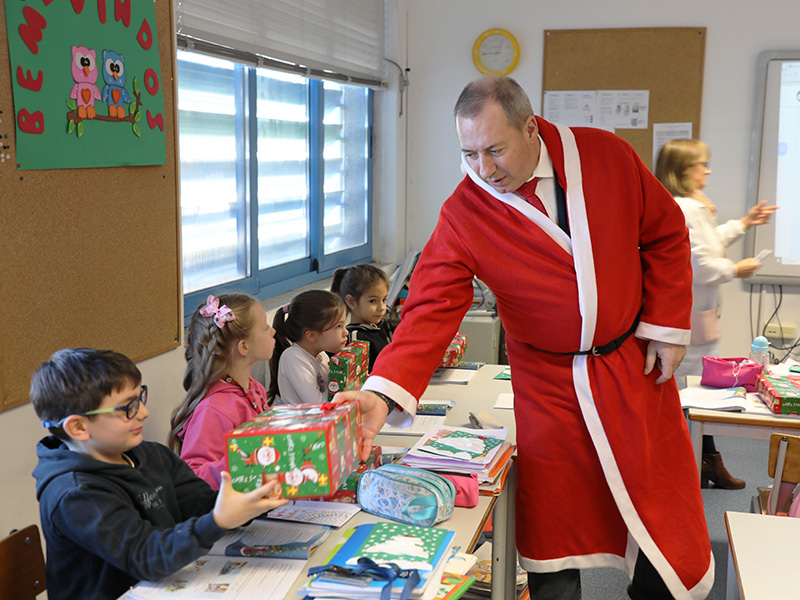 Municpio ofereceu presentes de Natal s crianas do Pr-Escolar e do 1 Ciclo do Concelho